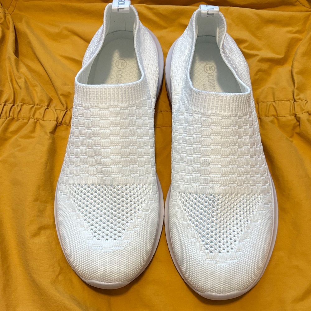 Women’s Size 8.5 White Slip-On Athletic Shoes